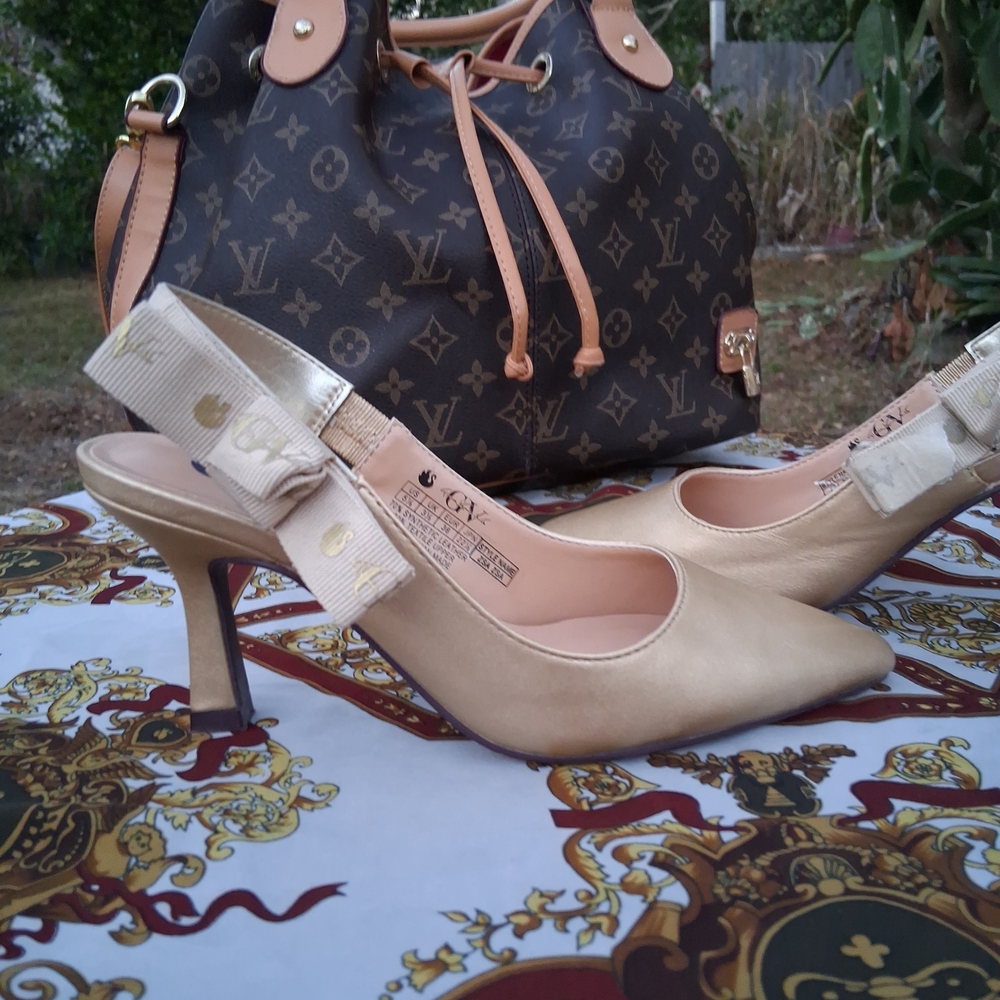 Gloria Vanderbilt Cream Heels with Bow Accent